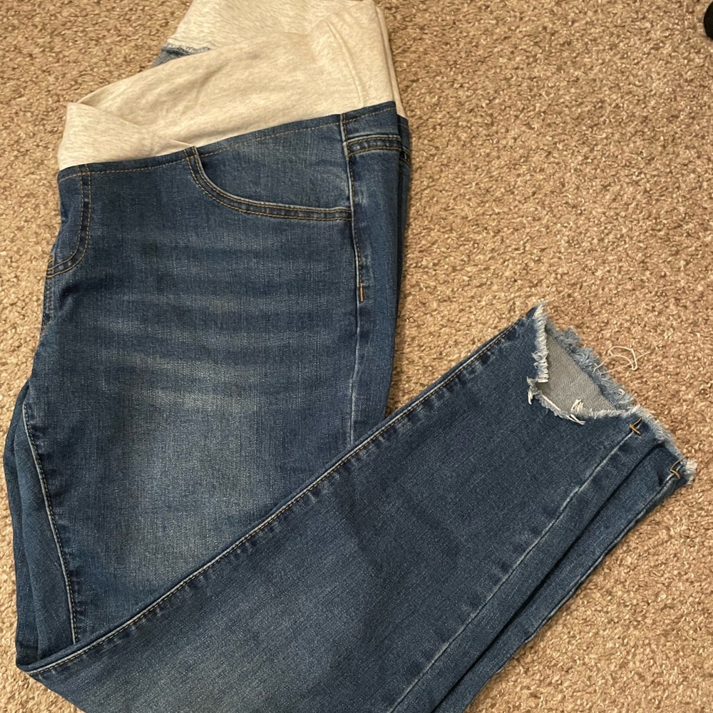 Trendy maternity jeans 💕
